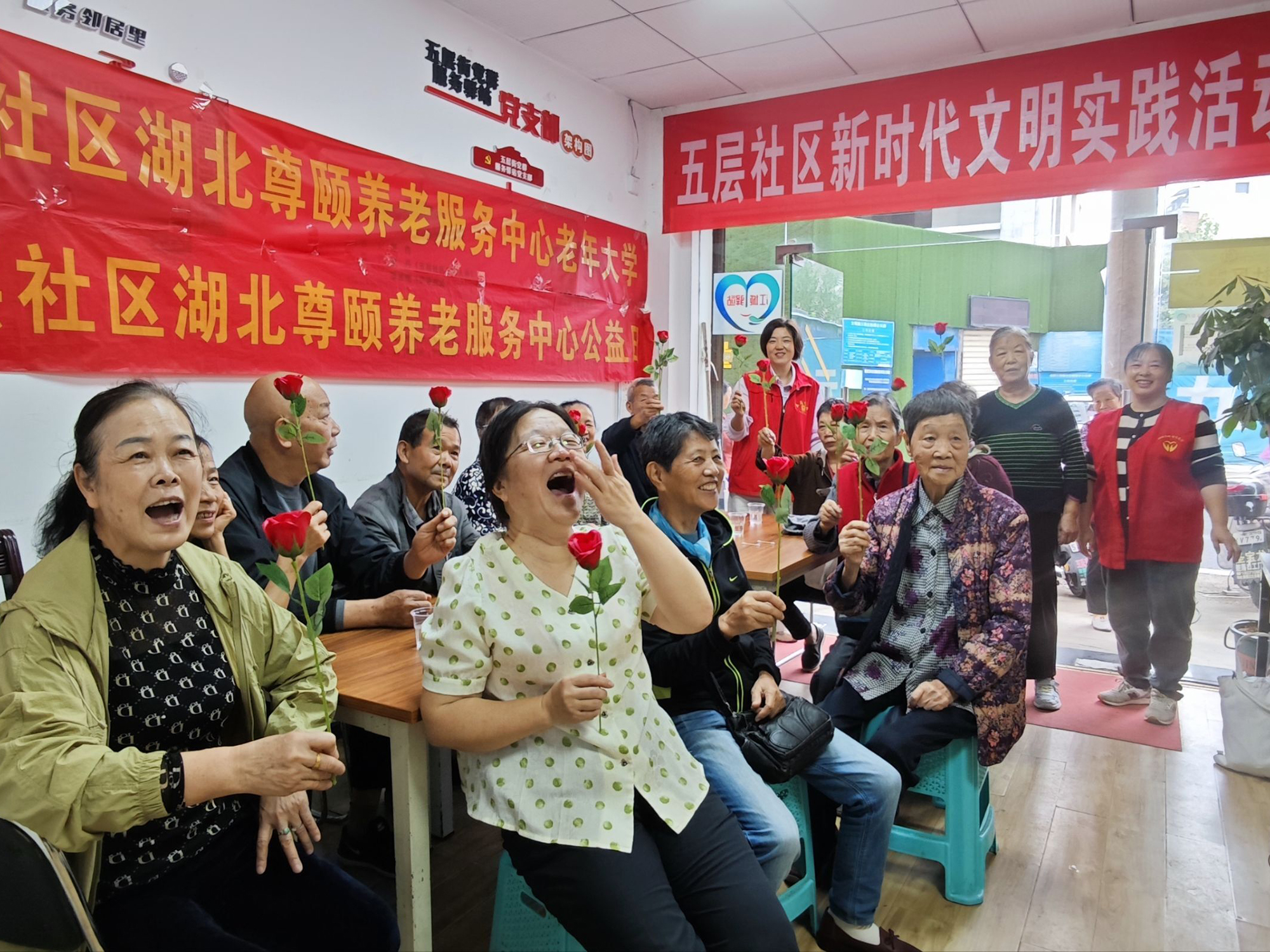 “一朵花皂一份情 一针疫苗一份安”——五层社区开展国庆主题惠老活动-图片1