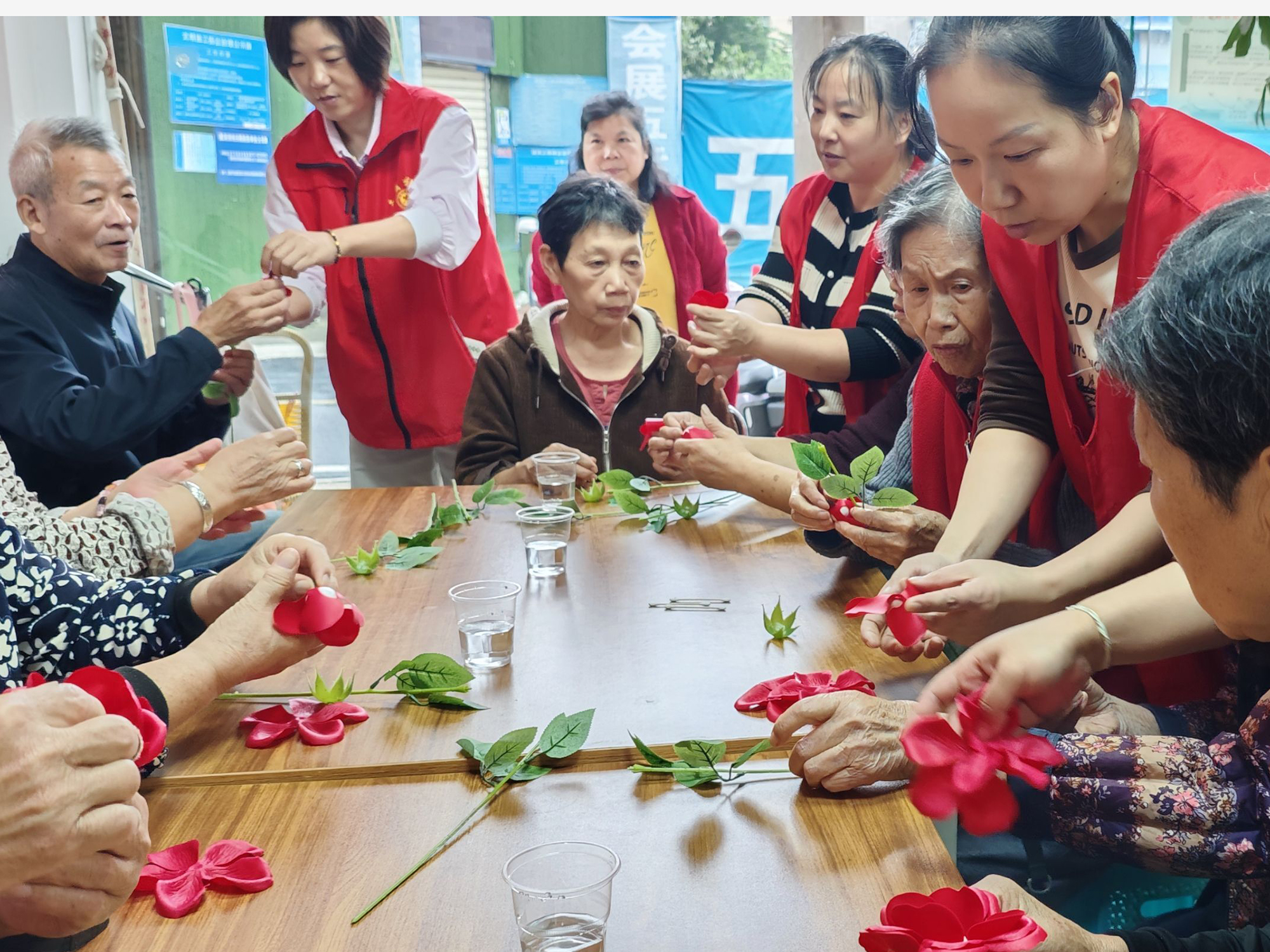“一朵花皂一份情 一针疫苗一份安”——五层社区开展国庆主题惠老活动-图片2