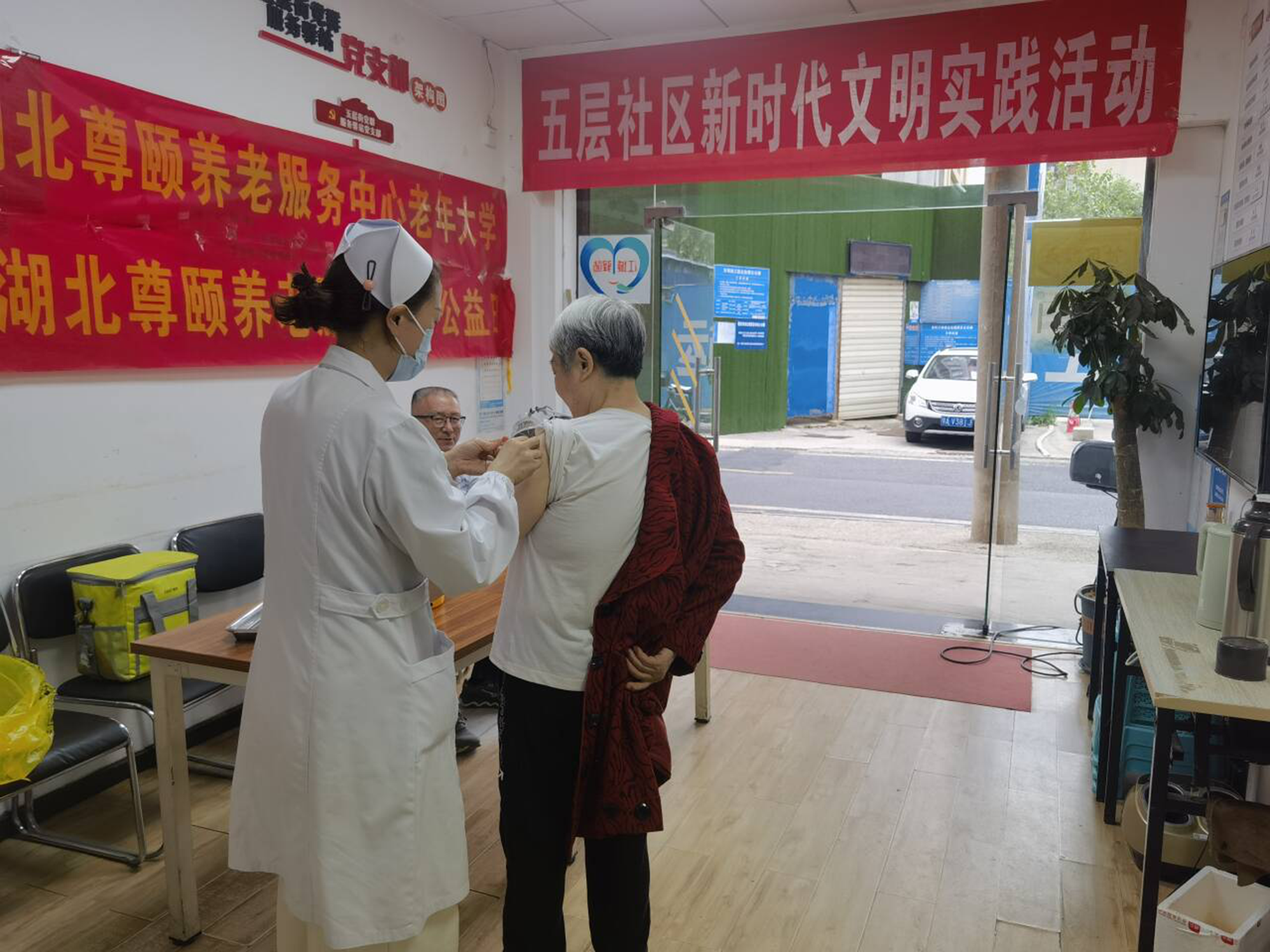 “一朵花皂一份情 一针疫苗一份安”——五层社区开展国庆主题惠老活动-图片3