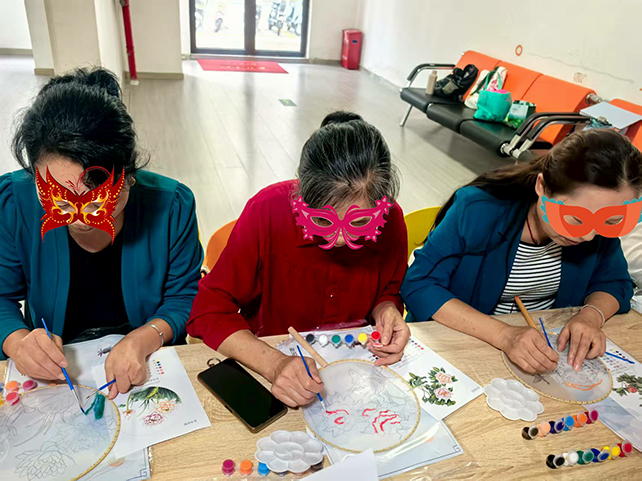 桃花源社区“扇韵传情·共筑和谐”团扇制作活动-图片2