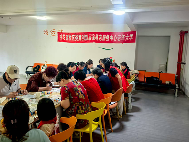 桃花源社区“扇韵传情·共筑和谐”团扇制作活动-图片1