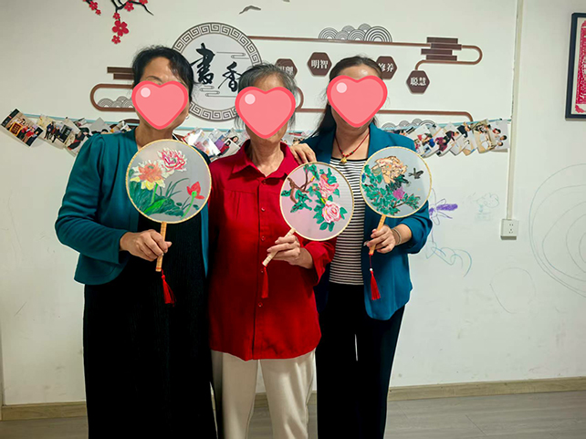 桃花源社区“扇韵传情·共筑和谐”团扇制作活动-图片3