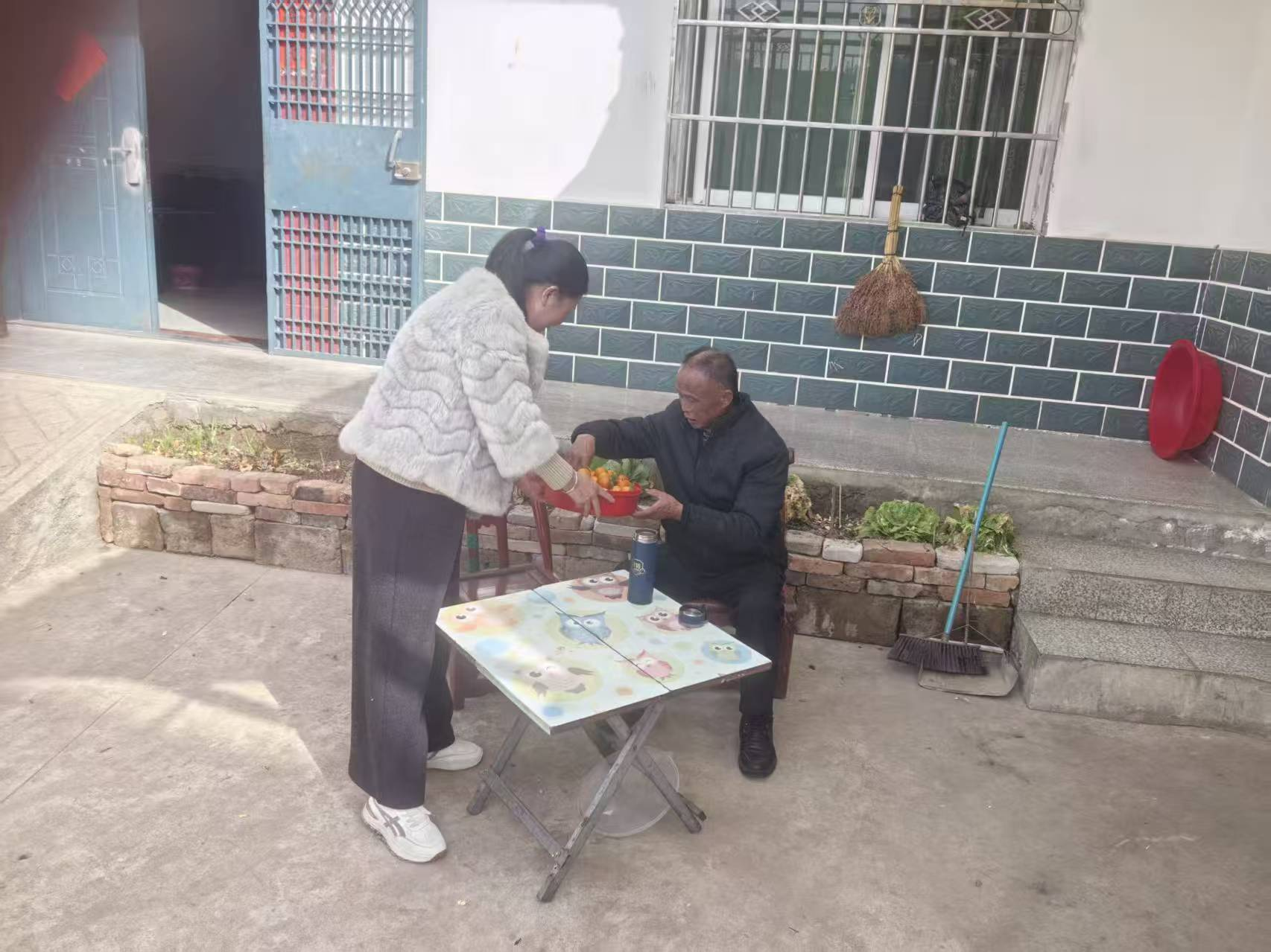 红对联贴进心坎里:福田河镇爱心护理员春节走访记-图片3