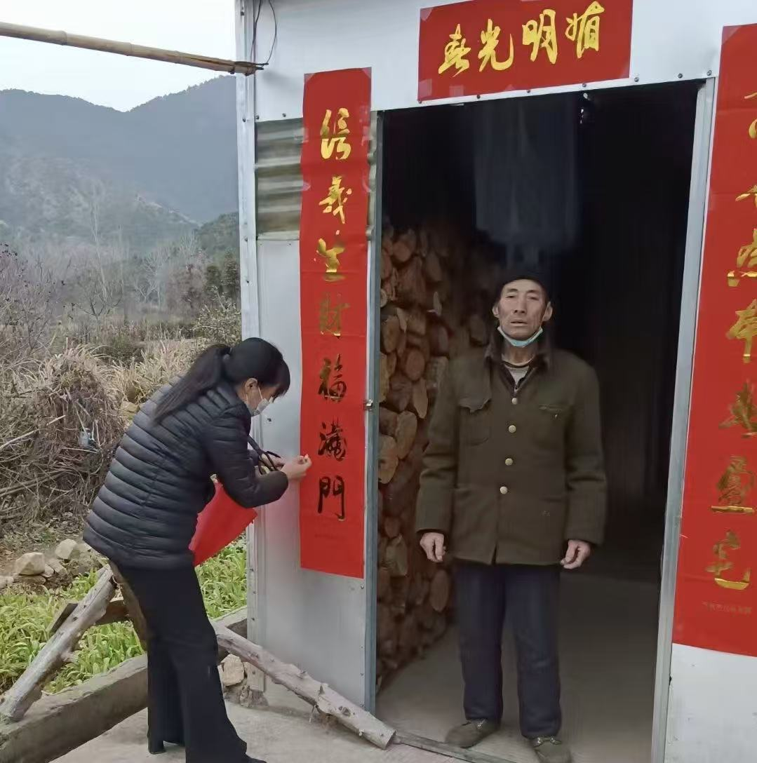 红对联贴进心坎里:福田河镇爱心护理员春节走访记-图片2