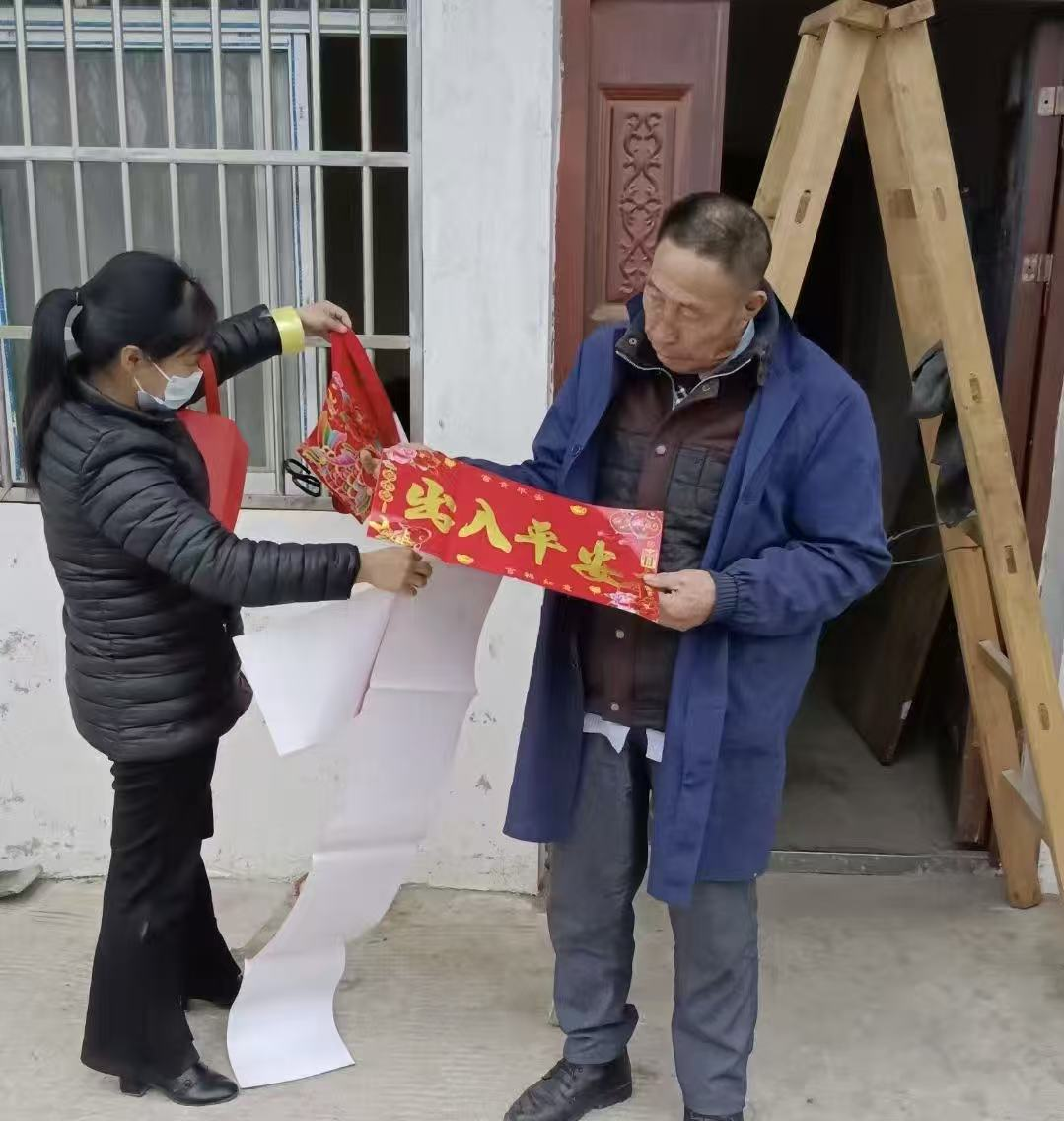 红对联贴进心坎里:福田河镇爱心护理员春节走访记-图片1