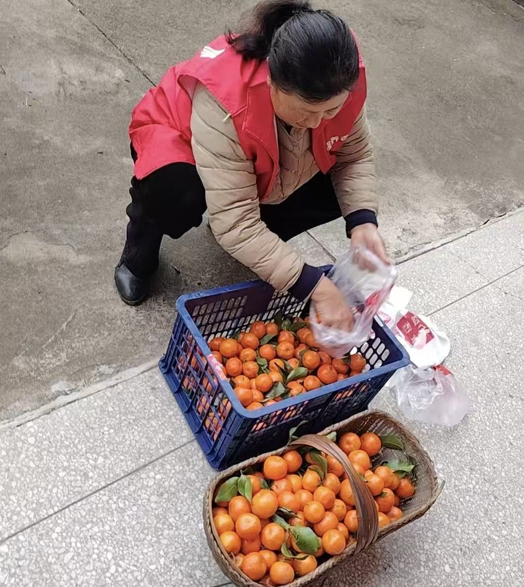 红对联贴进心坎里:福田河镇爱心护理员春节走访记-图片4