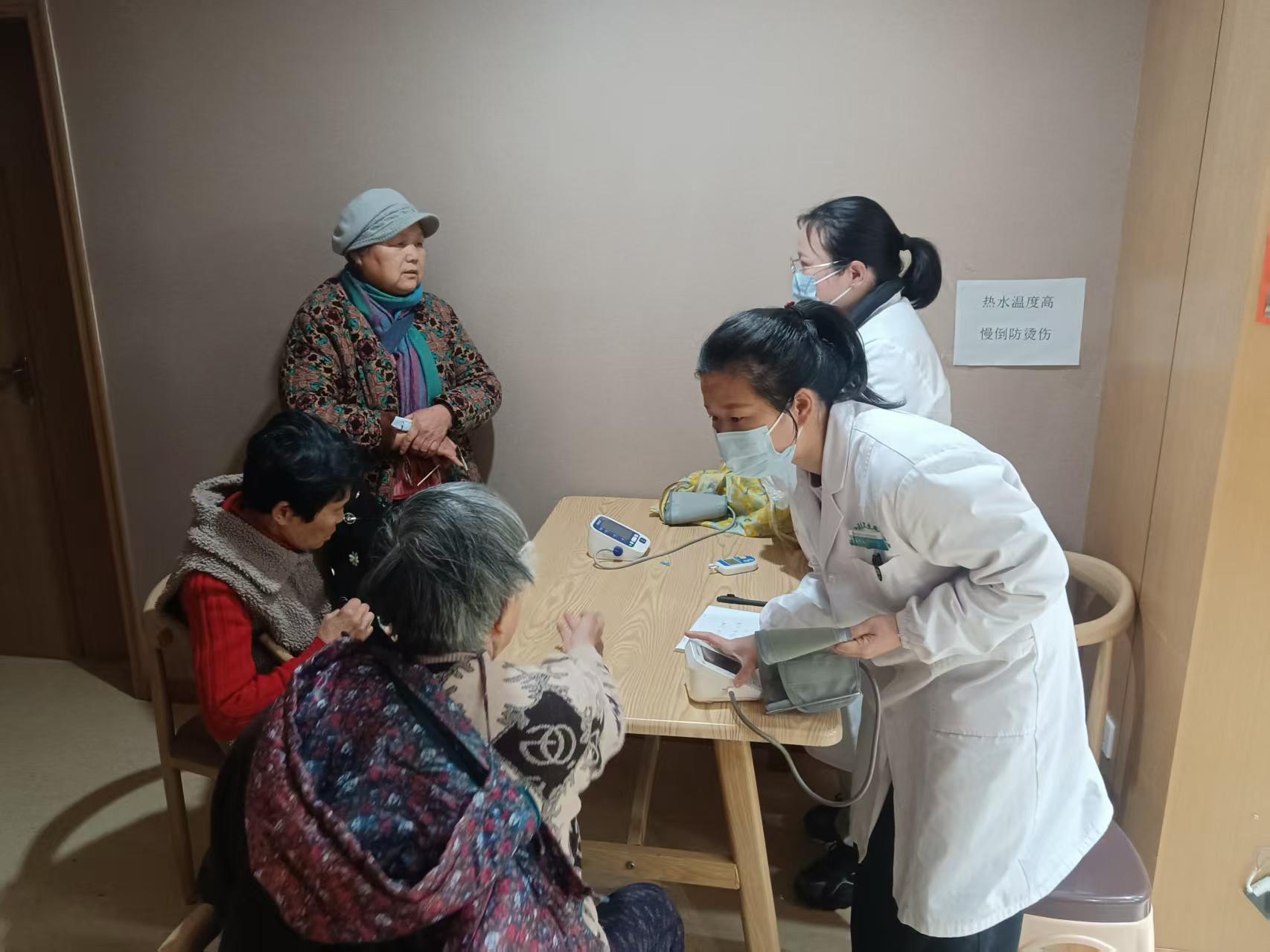 三眼桥社区:健康护航暖银龄 义诊科普护安康-图片1