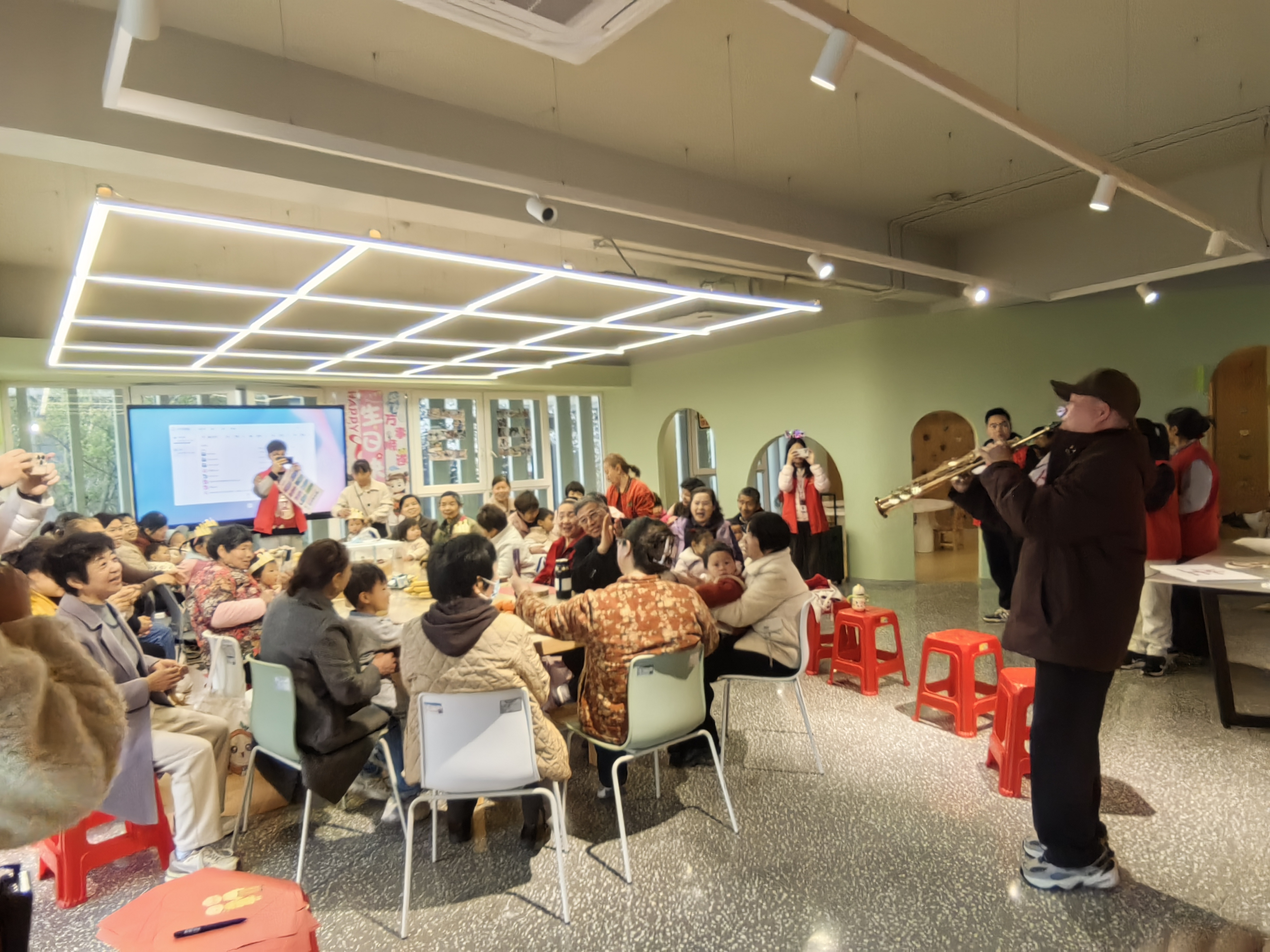 武汉市佛祖岭街新光电社区:温馨生日会,情暖长者心-图片2