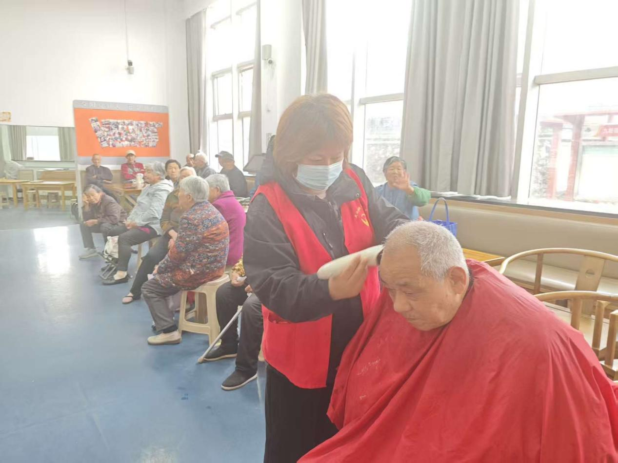 武汉市九峰街景源里社区:爱心义剪进社区 温情服务暖人心-图片3