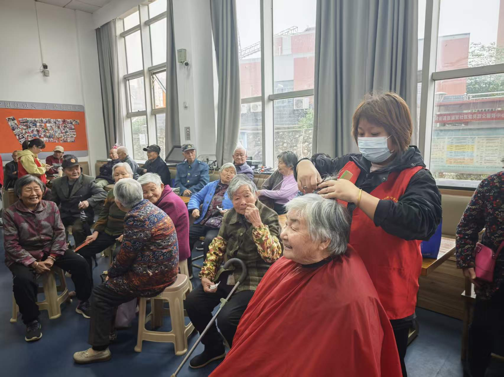 武汉市九峰街景源里社区:爱心义剪进社区 温情服务暖人心-图片1