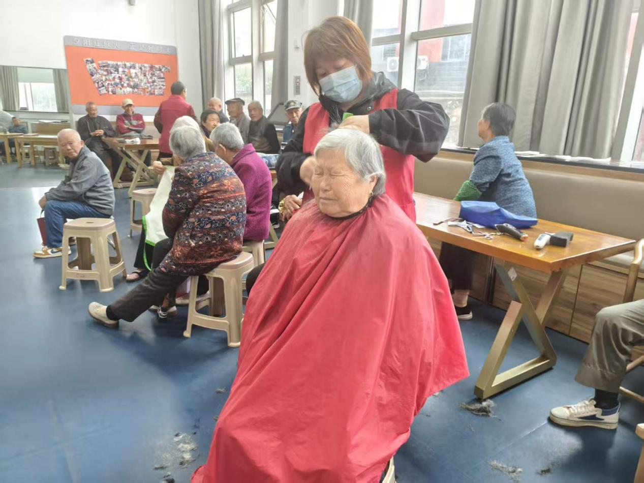 武汉市九峰街景源里社区:爱心义剪进社区 温情服务暖人心-图片2