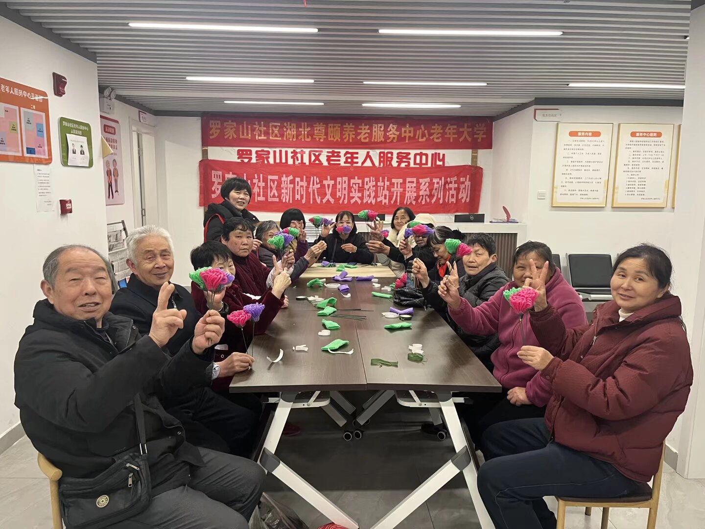 武汉市蔡甸街罗家山社区:敬老助老传美德 真情奉献暖民心-图片2