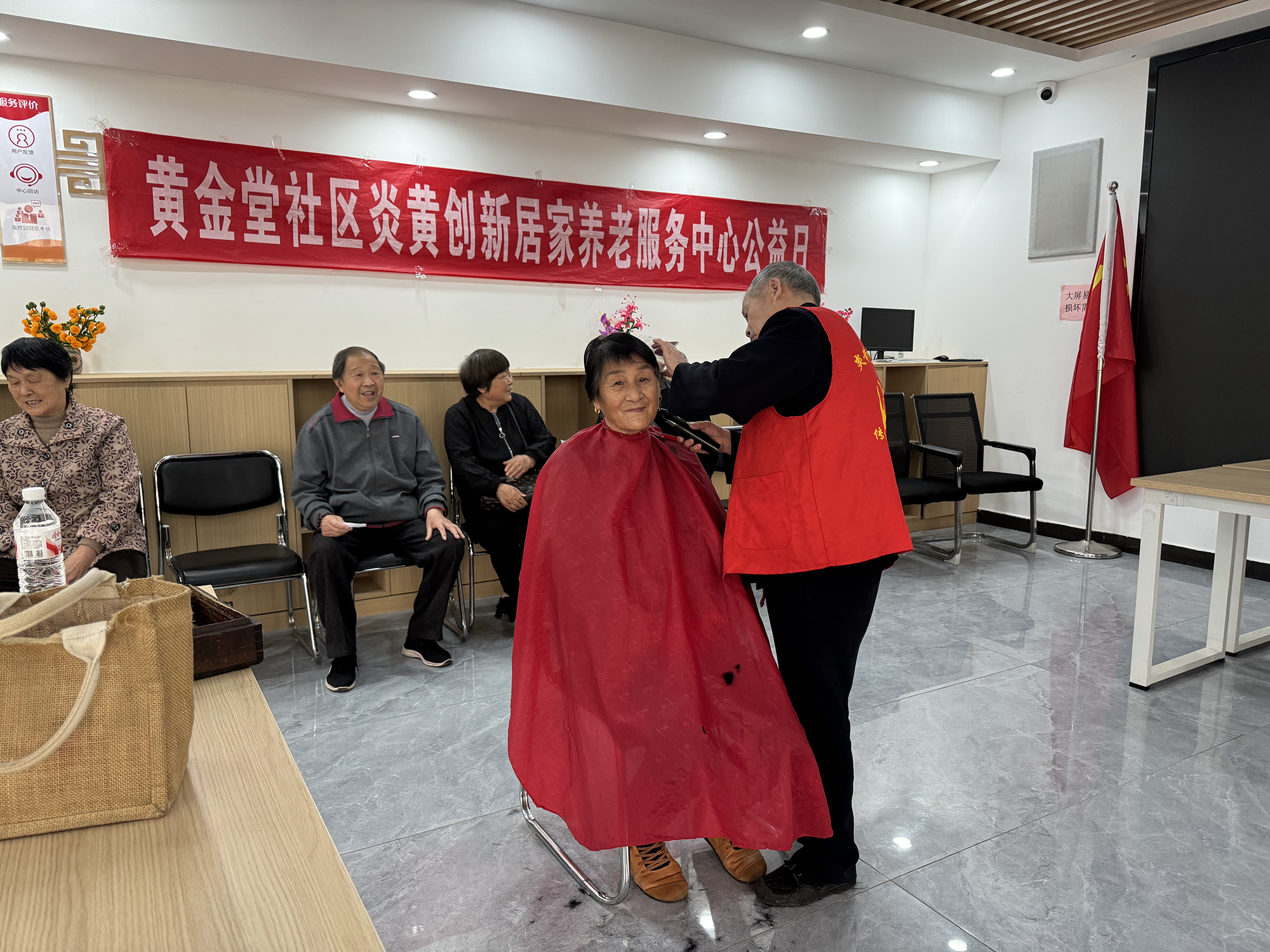 武汉市豹澥街道黄金堂社区：情暖社区 “发”现美好-图片3