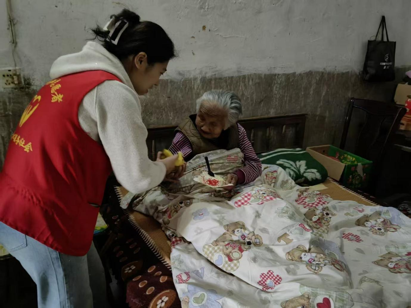 武汉光谷滨湖社区：情暖夕阳庆生辰 敬老爱老润人心-图片4