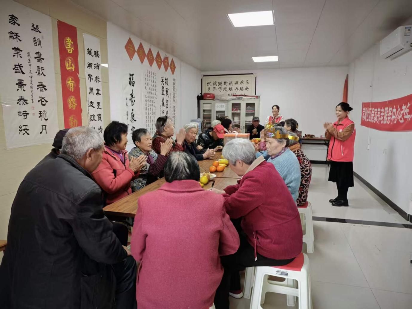 武汉光谷滨湖社区：情暖夕阳庆生辰 敬老爱老润人心-图片1