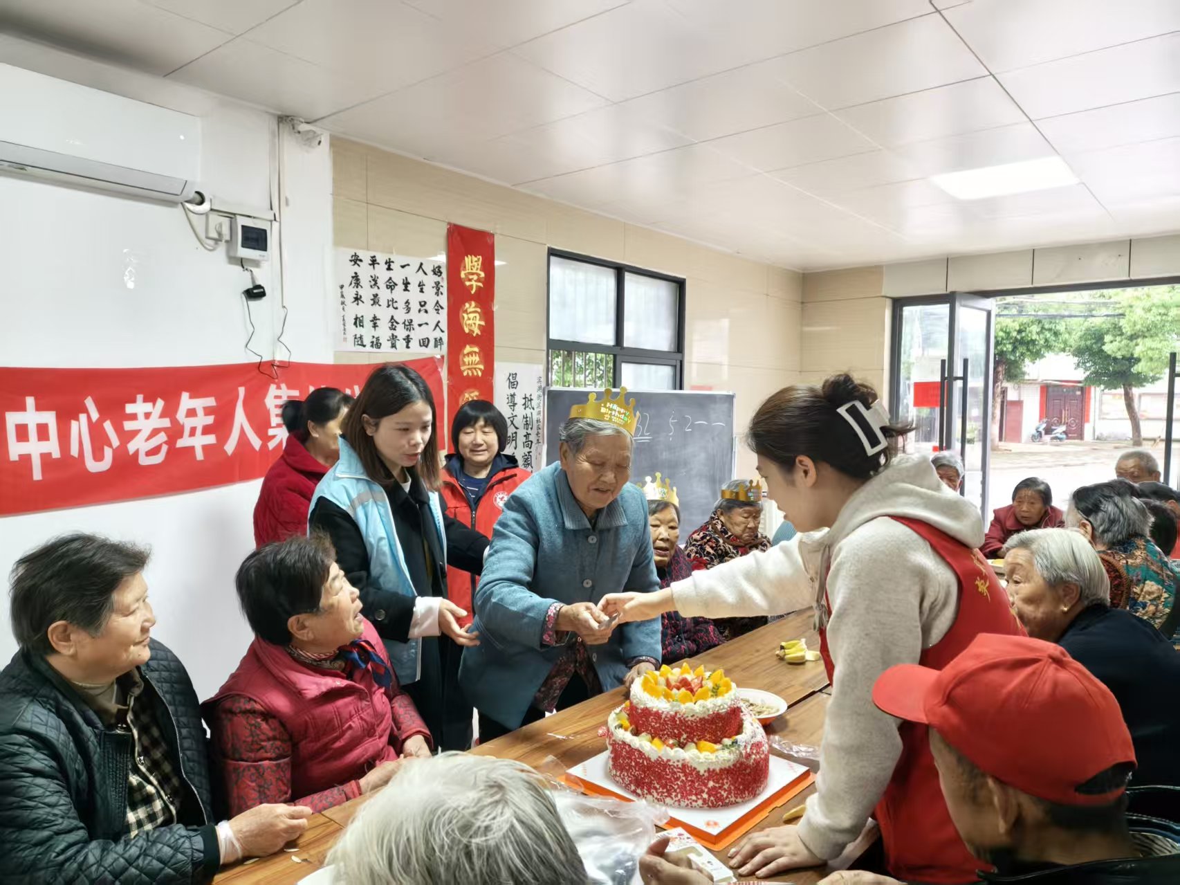 武汉光谷滨湖社区：情暖夕阳庆生辰 敬老爱老润人心-图片3