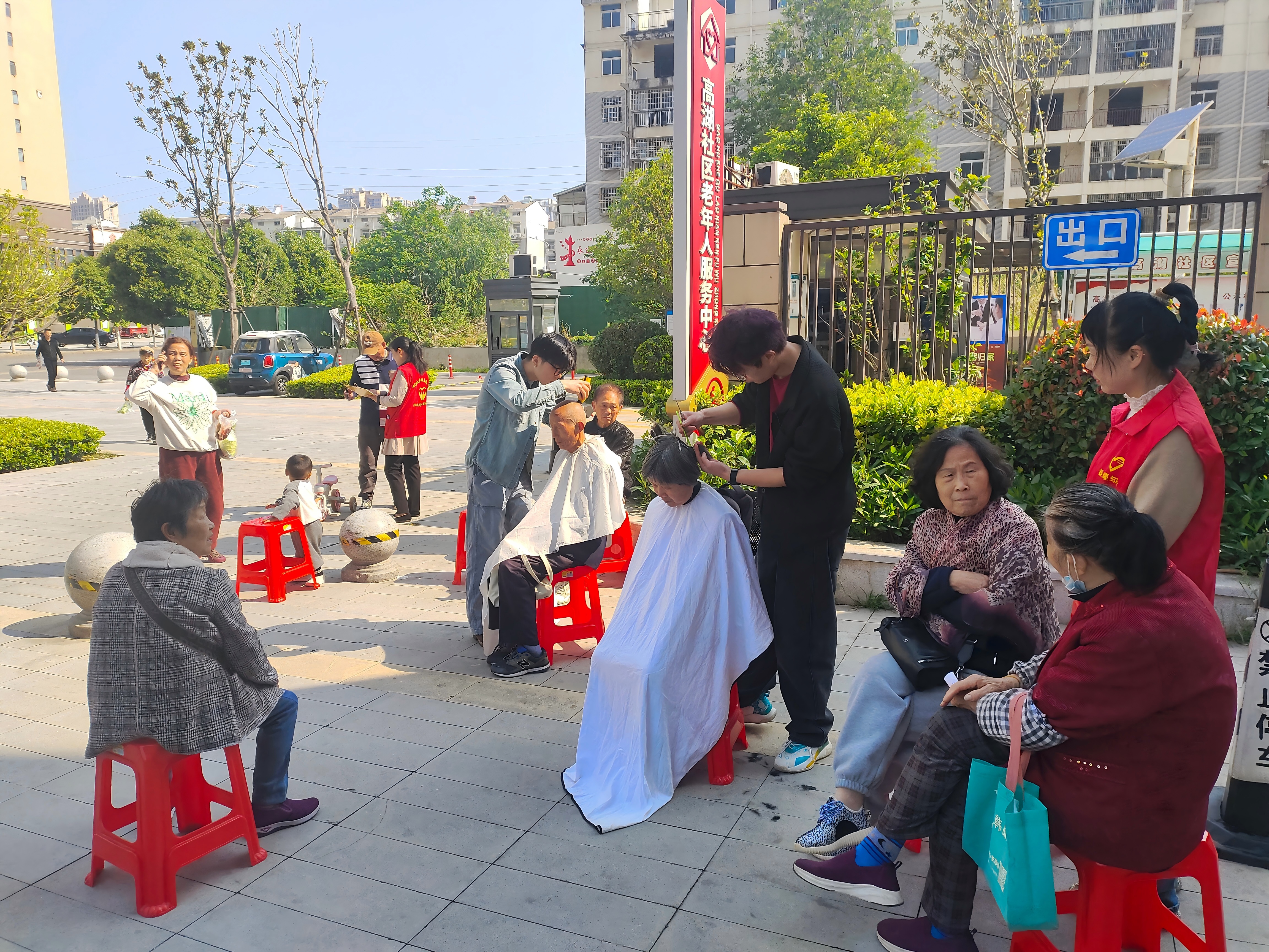 武汉市高湖社区便民服务活动：暖心便民 情暖桑榆-图片1