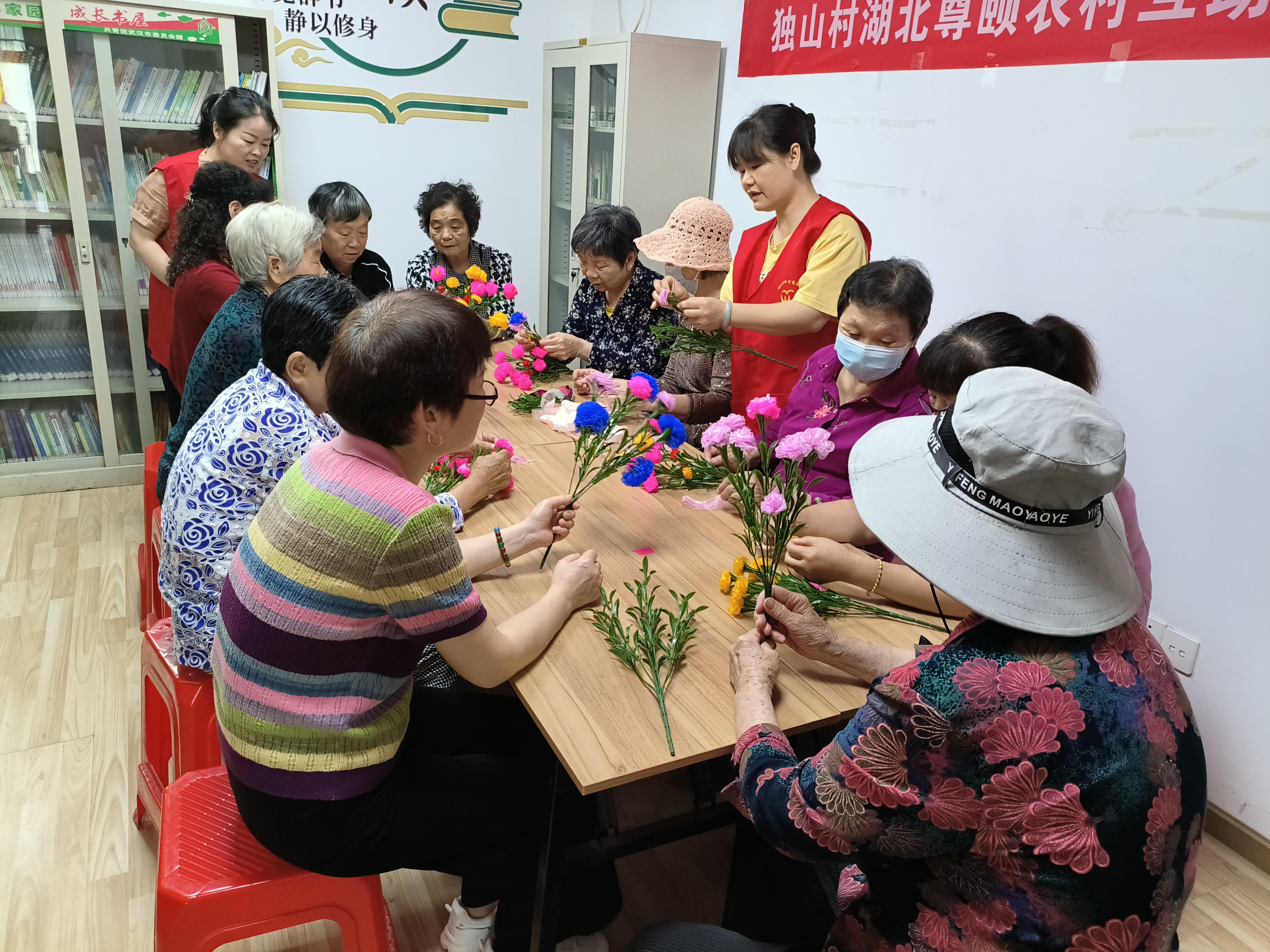 党建引领暖银龄 巧手繁花润夕阳——独山村开展雪纱带玫瑰手工DIY活动-图片2