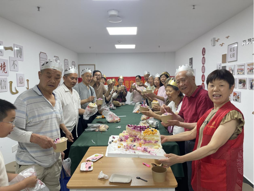 情暖桑榆 乐享生辰——翡翠玖玺社区举办高龄老人集体生日会-图片1