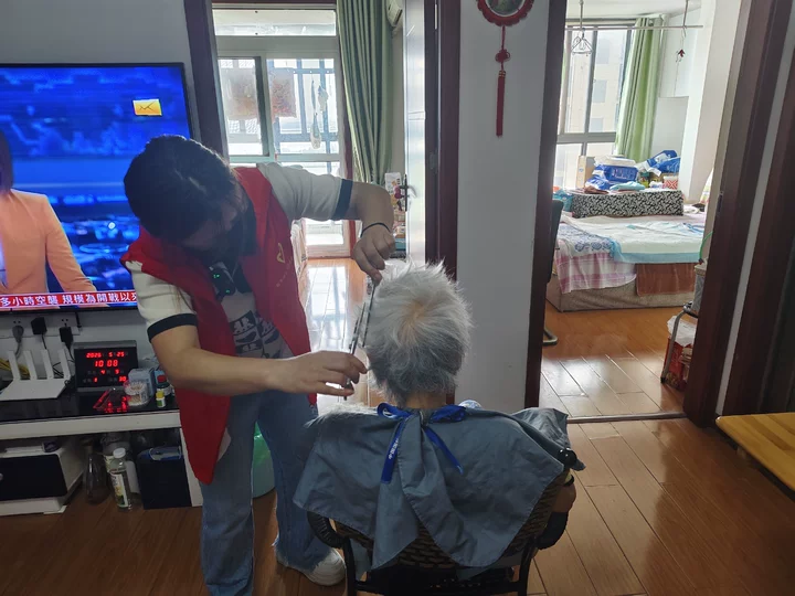 温情走访暖人心：大集街天鹅湖社区开展上门关爱走访活动-图片2