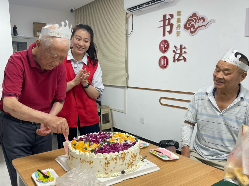 情暖桑榆 乐享生辰——翡翠玖玺社区举办高龄老人集体生日会-图片4