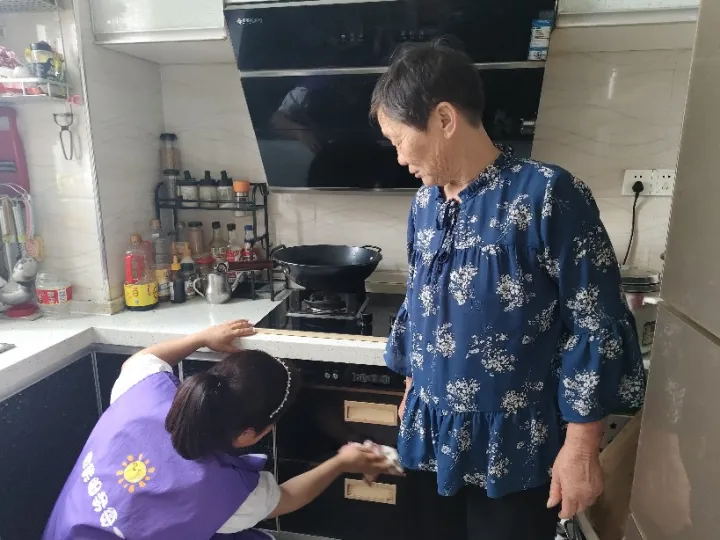 温情走访暖人心：大集街天鹅湖社区开展上门关爱走访活动-图片4