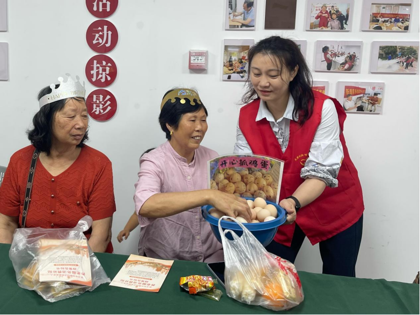 情暖桑榆 乐享生辰——翡翠玖玺社区举办高龄老人集体生日会-图片5