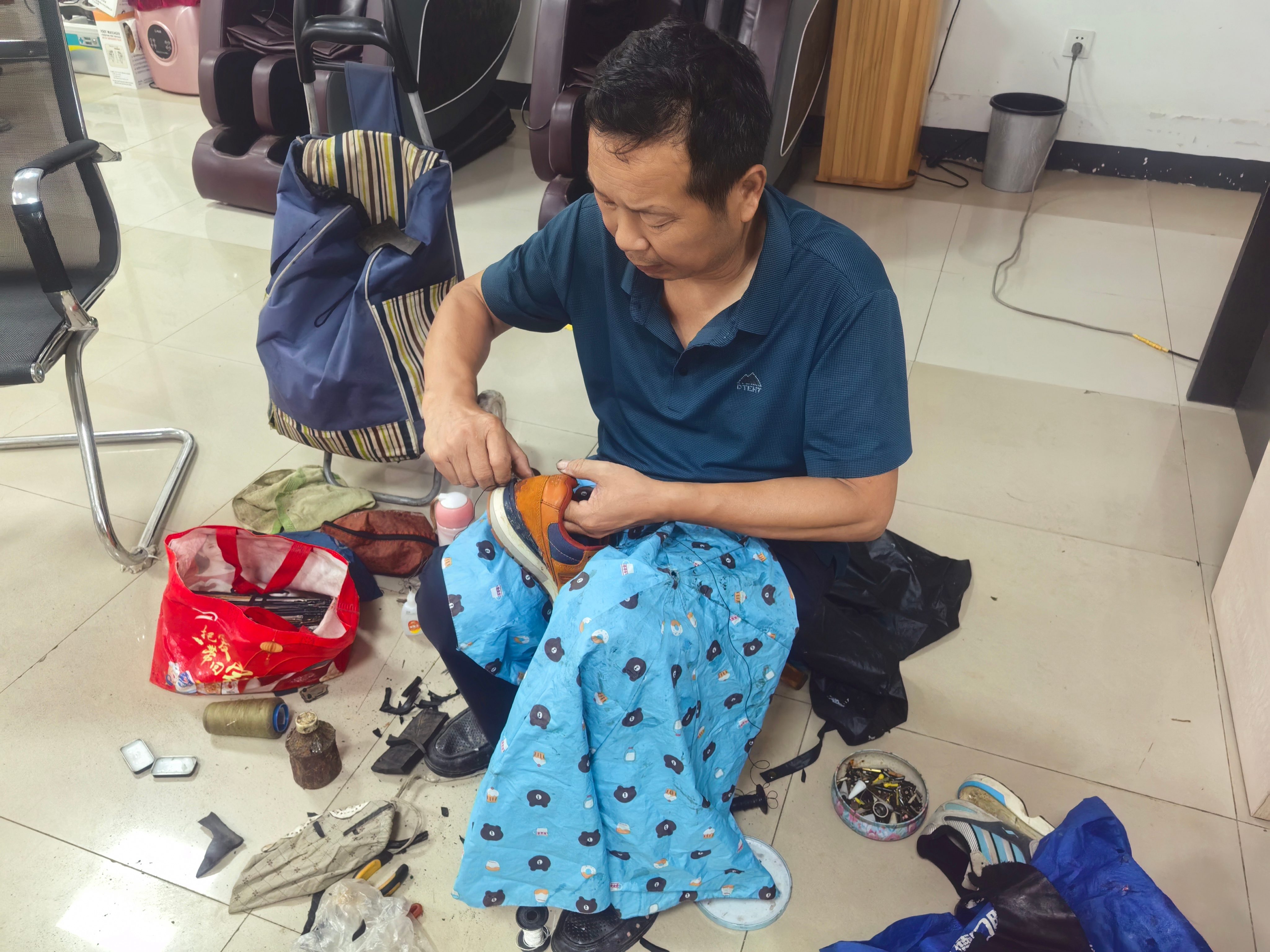 湖北经济学院社区:情暖银发零距离,便民服务润民心-图片2