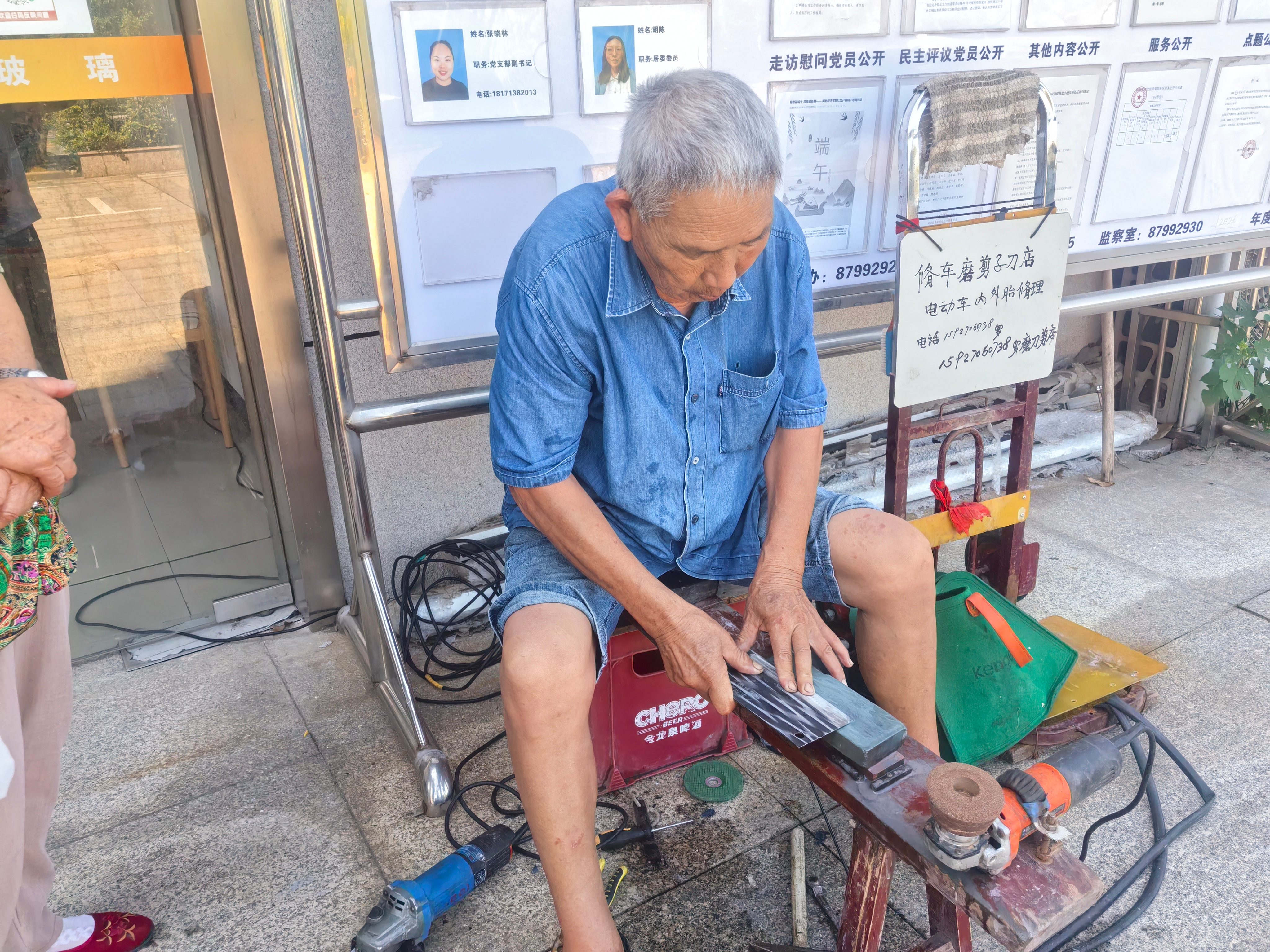 湖北经济学院社区:情暖银发零距离,便民服务润民心-图片3