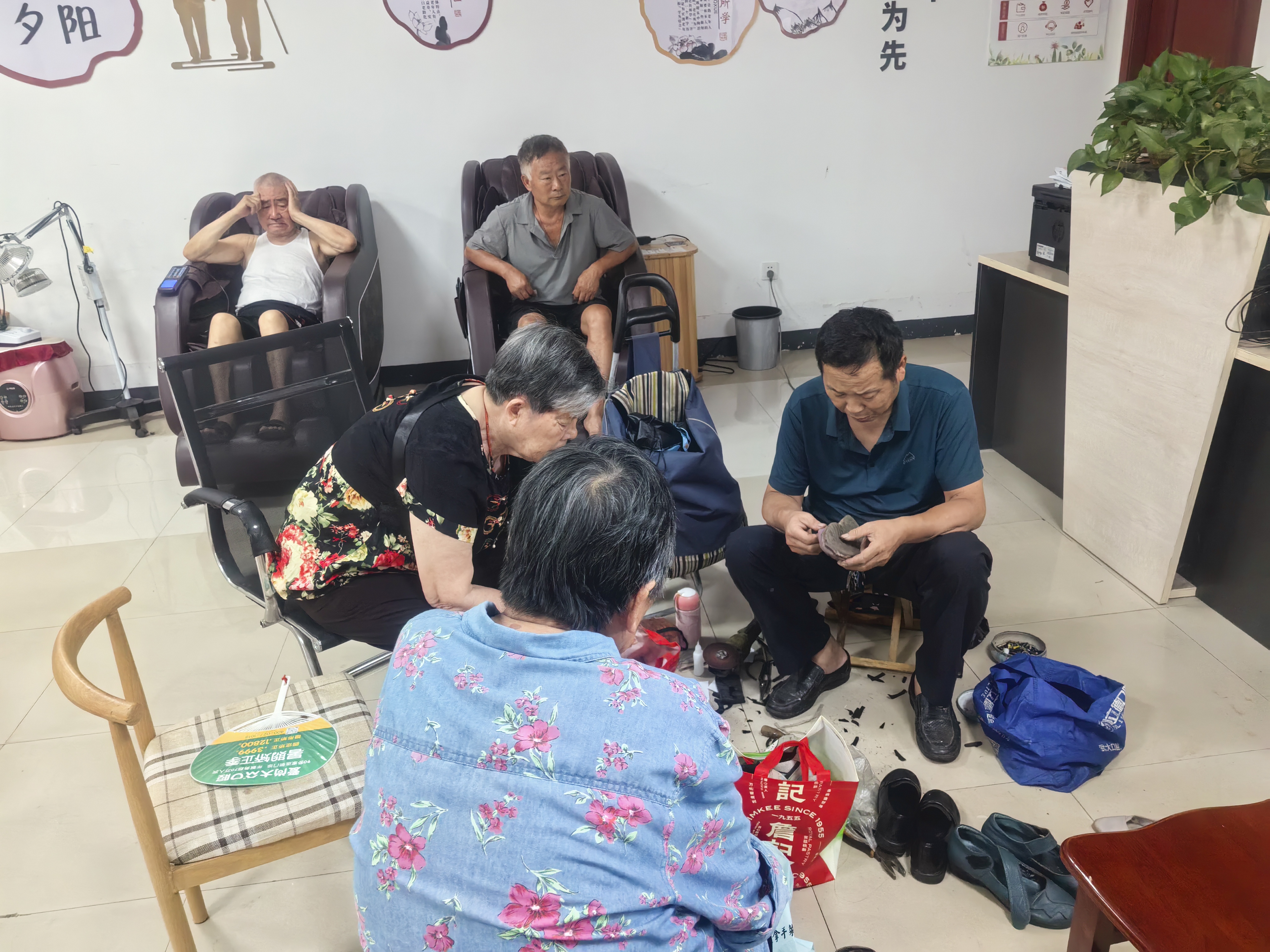 湖北经济学院社区:情暖银发零距离,便民服务润民心-图片1