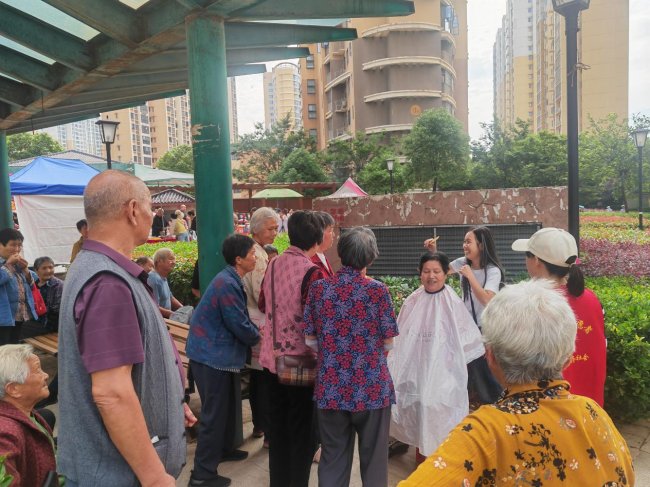 武汉市龙泉街道腾龙社区开展暖心便民服务活动-图片2